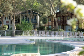 Maison les pieds dans l'eau, piscine et plage à pieds